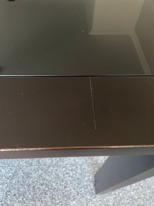 Mesa castanha de madeira maciça