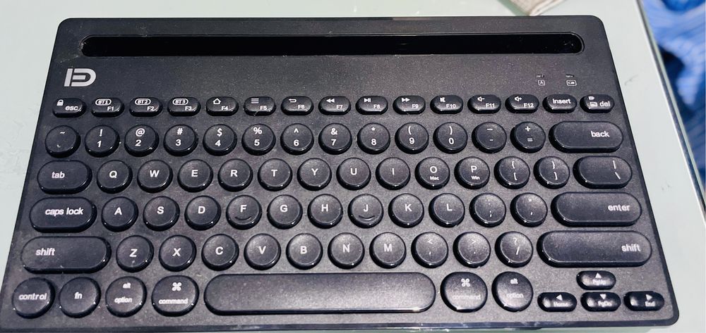 Teclado sem fio BT com teclas redondas. Suporte para 3 dispositivos