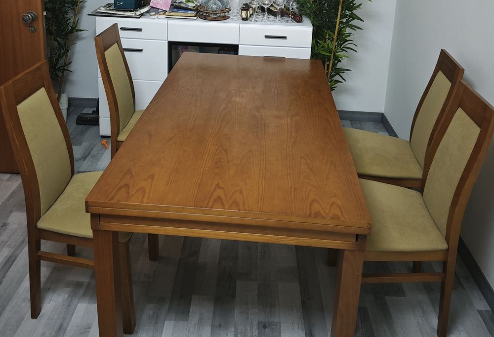 Vendo mesa com 4 cadeiras