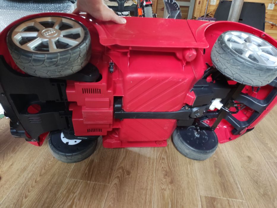 Продам дитячий єлектромобіль ауді тт