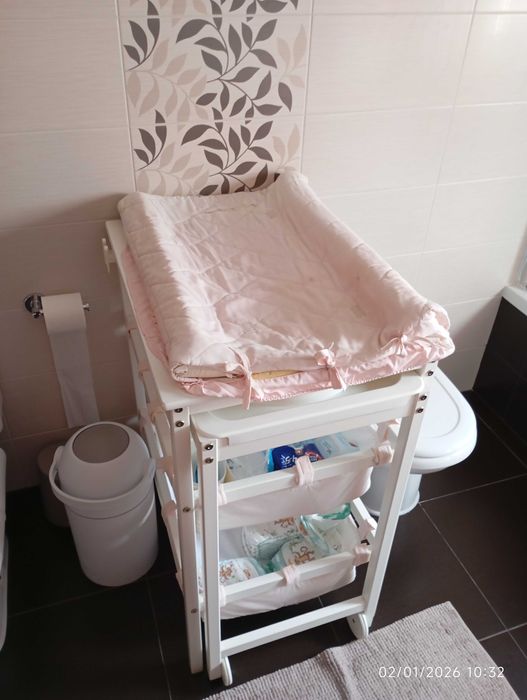 Muda fraldas (em madeira bastante robusta) com banheira integrada