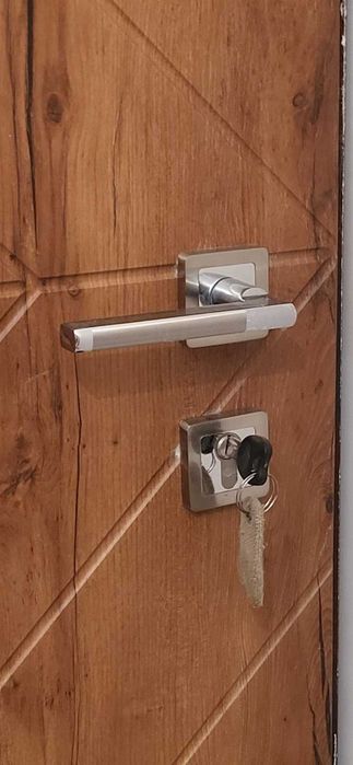 Продаю металеві зовнішні двері