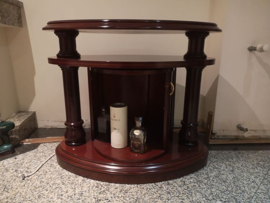 Movel TV BAR apoiado sobre rodas