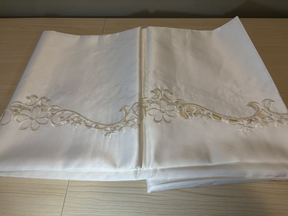 Kremowy obrus haftowany