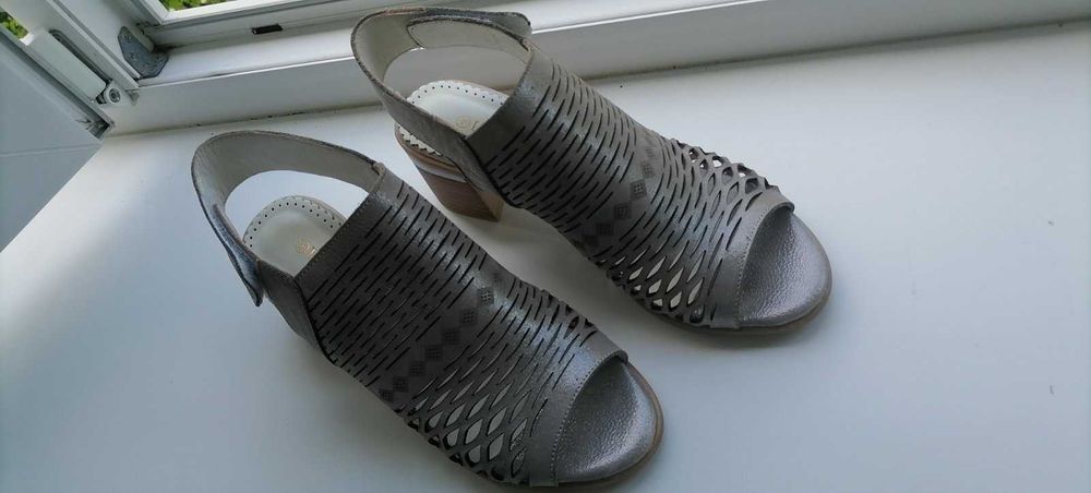 Босоніжки мегазручні, м'які, з натуральної шкіри. р-р 40