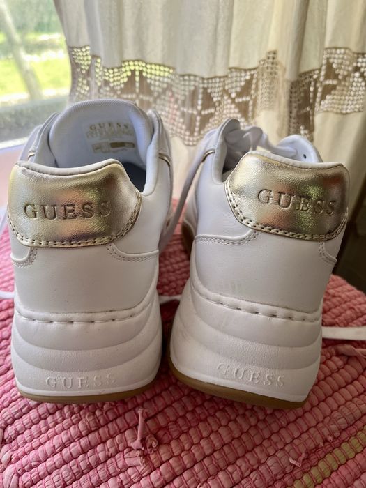 Ténis Guess 39 brancos logo e dourado