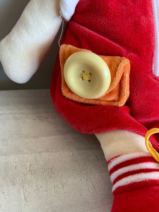 Boneco Rapariga que favorece a destreza manual da criança