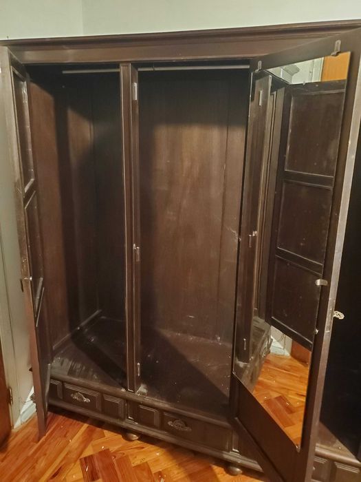 Guarda-Vestidos Vintage em Madeira Maciça – 3 Portas + Espelho