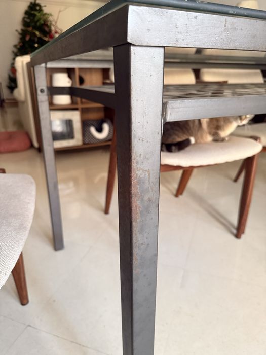 Mesa de jantar em ferro e vidro