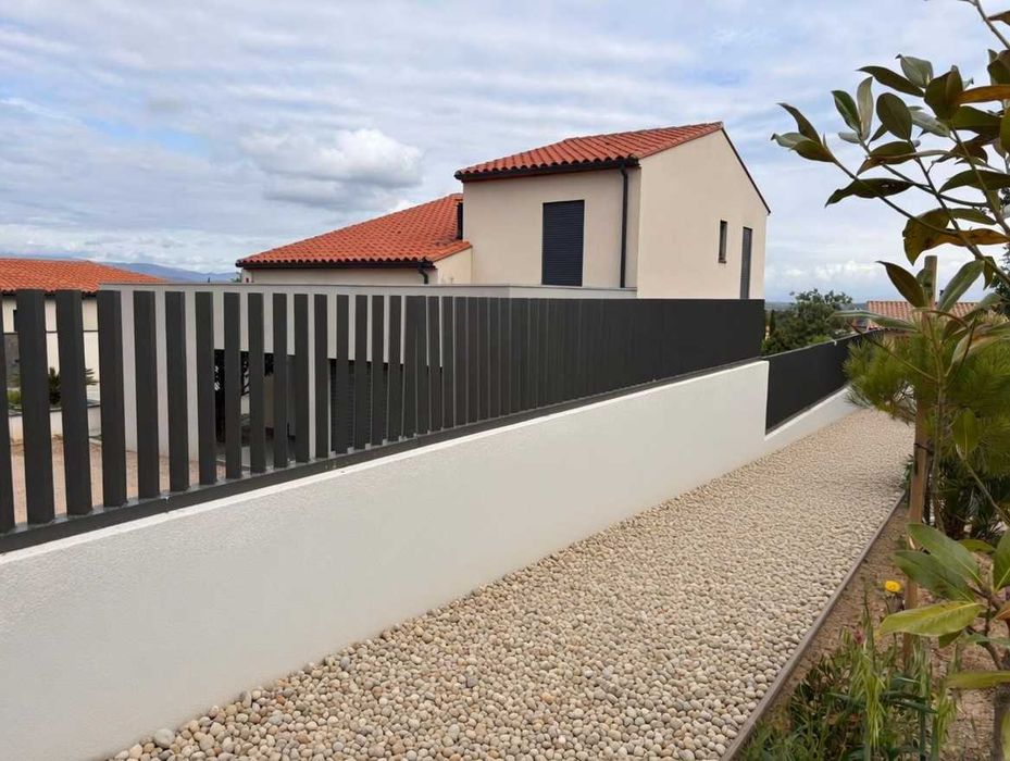 ogrodzenie grzebieniowe aluminiowe pionowe poziome mur betonowy L