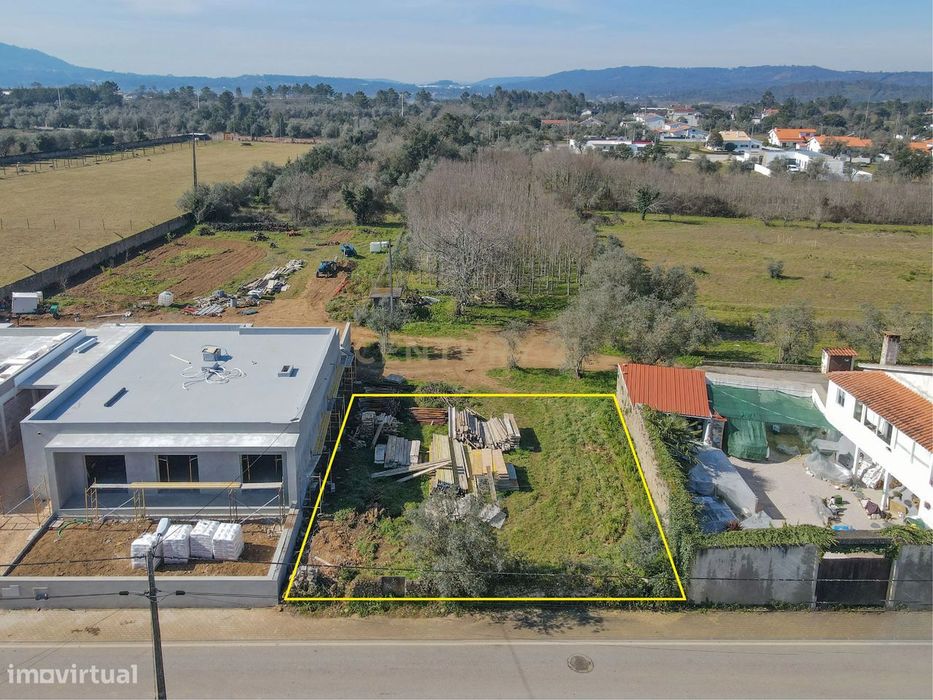 Terreno plano para construção numa localização excecional e sossegada