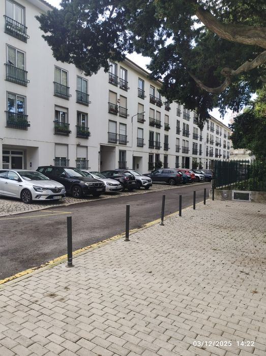 T2 + 1 no melhor local de Carcavelos