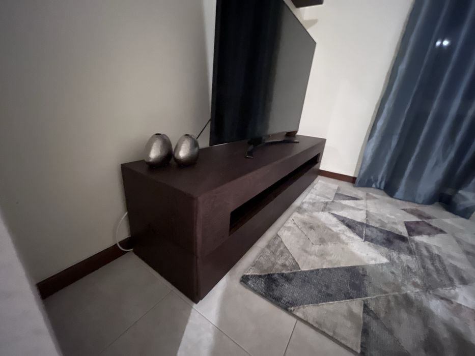 Movel de televisao com 3 gavetas e prateleira
