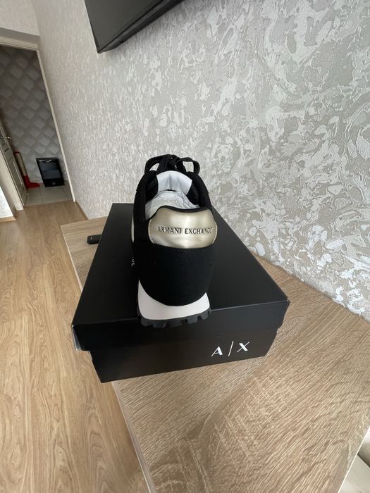 Кросівки жіночі фірми Armani Exchange