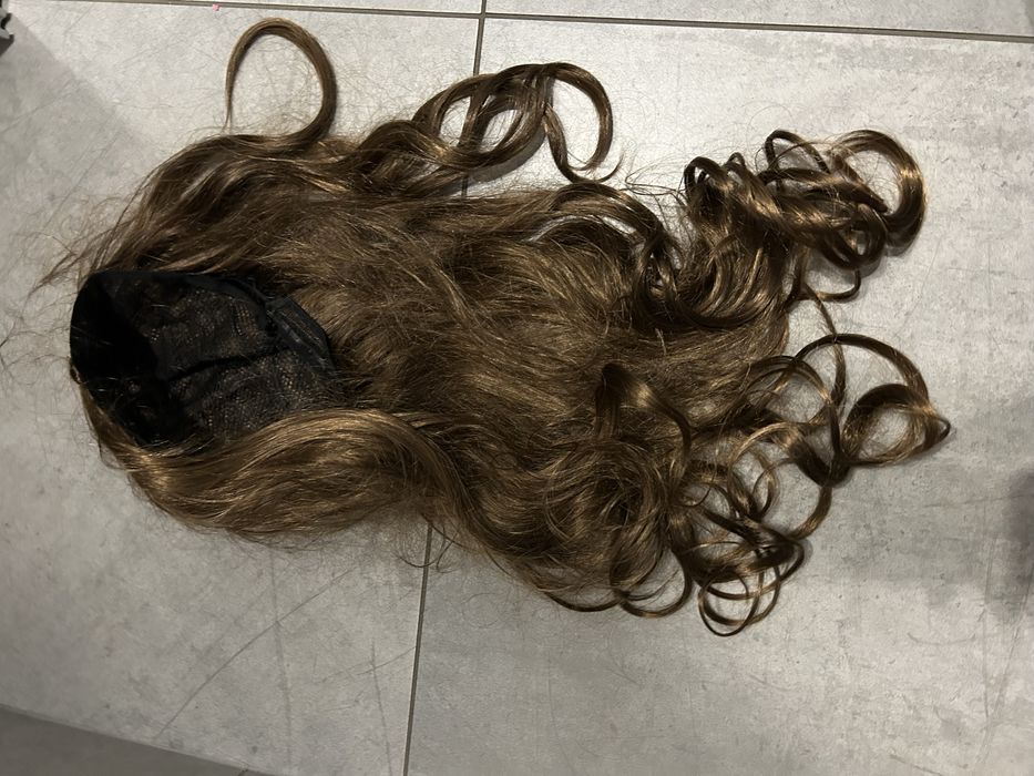 Brązowa peruka - długie włosy