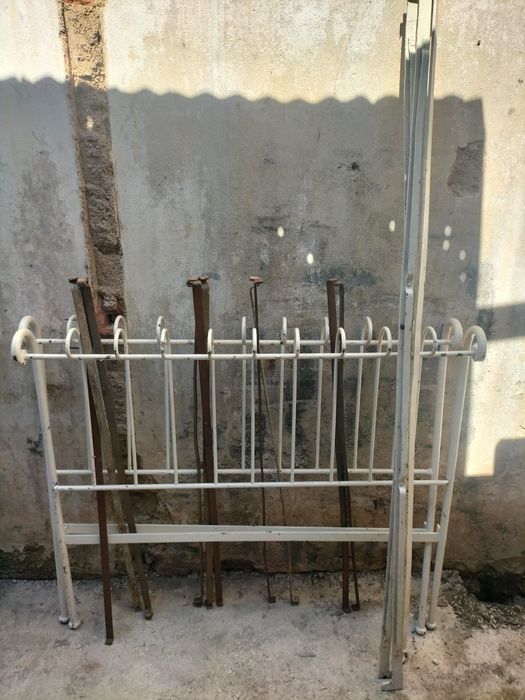 Cama metálica para fazer dois bancos de jardim