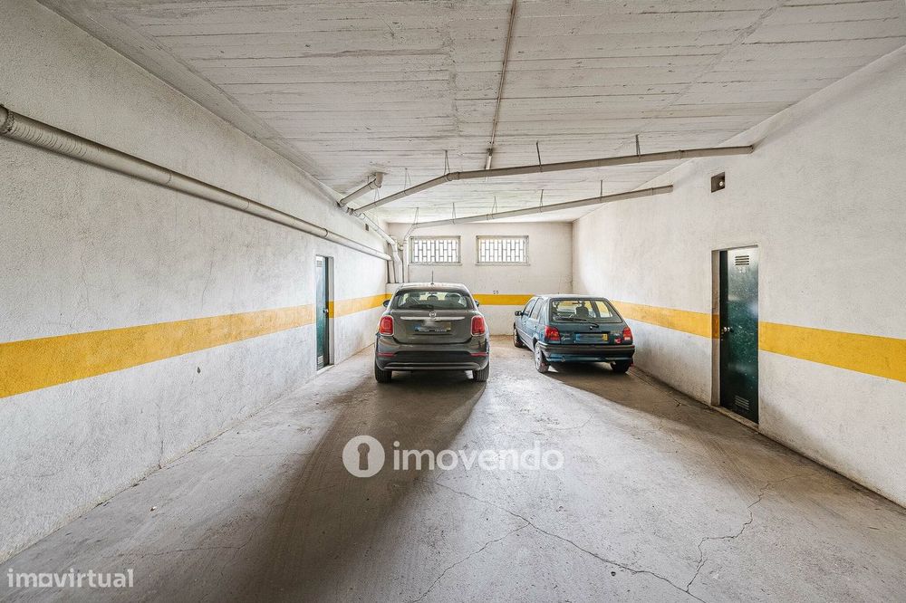 Apartamento T3 Duplex, com estacionamento, no Condomínio do Loural
