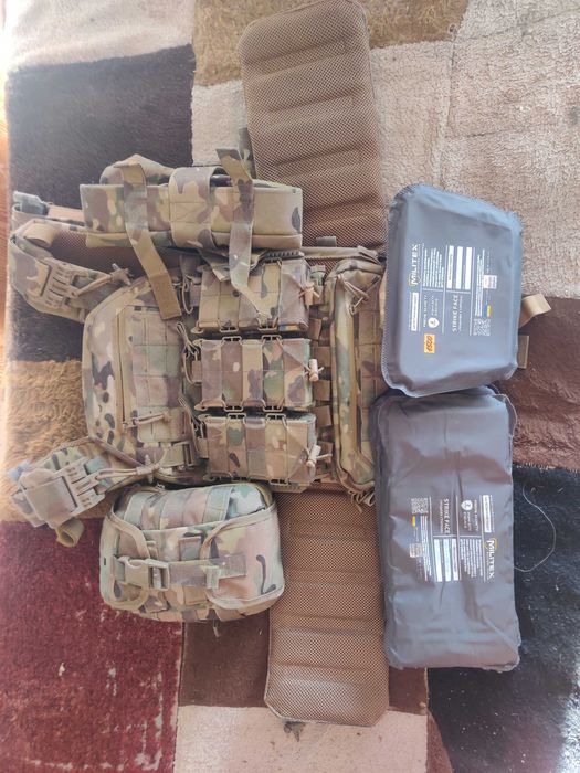 Плитоноска з підсумками та кевларом