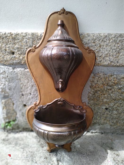 Fonte em cobre com base em madeira