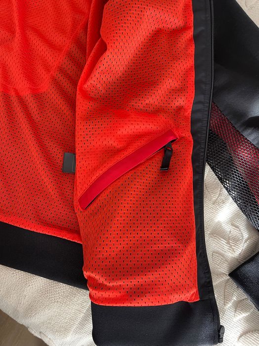 Casaco mota Alpinsetars com capucho estilo Moletom.