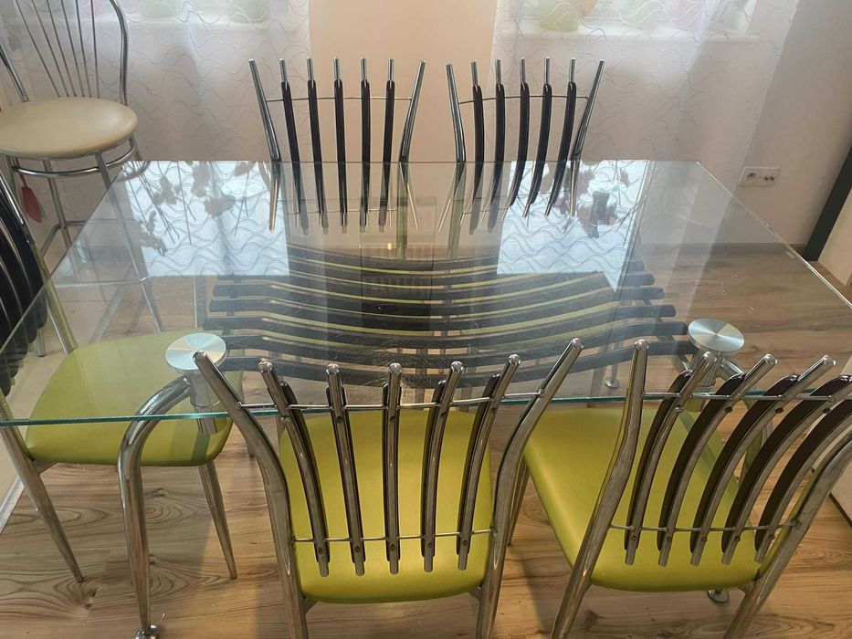 szklany stół z krzesłami