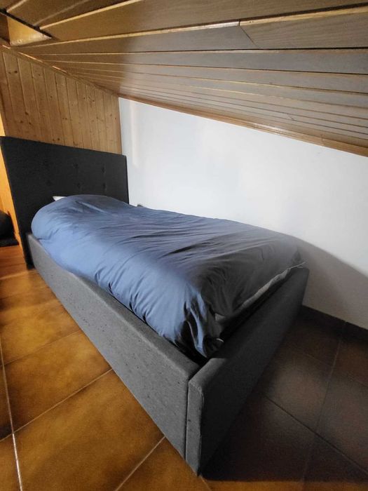 Cama de solteiro com colchão e arrumação