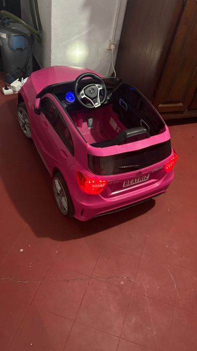 Mercedes A45 AMG elétrico para menina