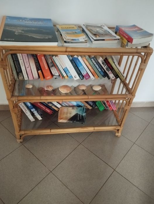 Estante de bambu e prateleiras de vidro