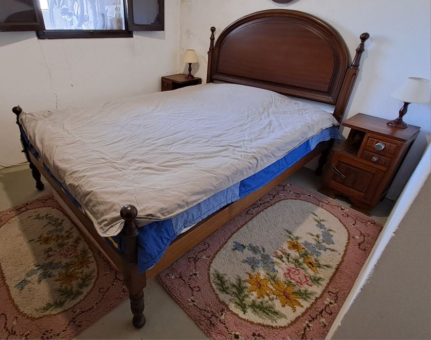 Cama de Madeira Maciça com 1  Mesa Cabeceira, Colchão e Estrado