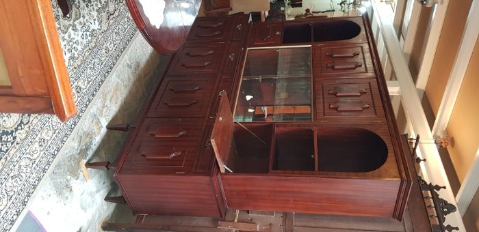 Móvel de sala em madeira, muito bom estado à excepção de alguns puxado