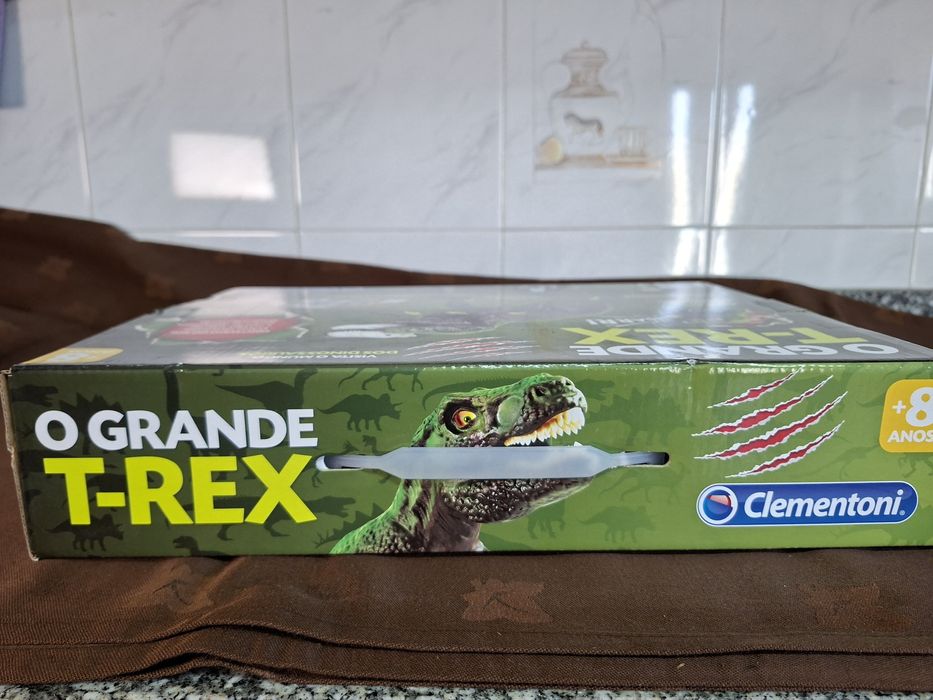 Clementoni O Grande T-Rex – dinossauro com sons e luzes