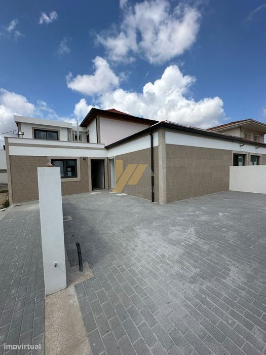 Moradia T3 de 3 frentes com duas suites