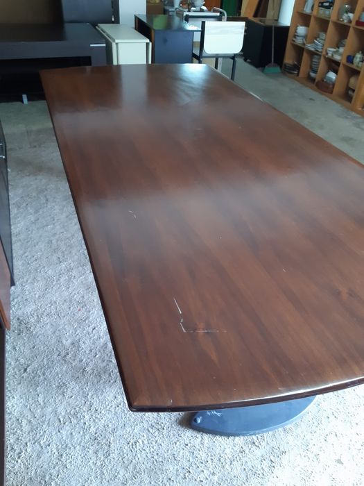 Mesa de reuniao em madeira e ferro