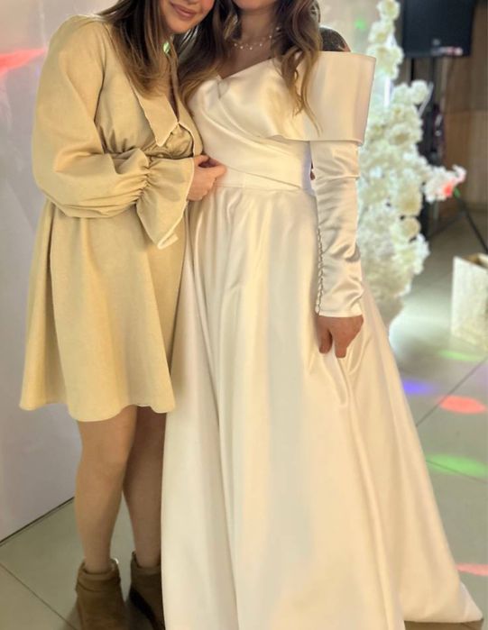 Весільна сукня атласна