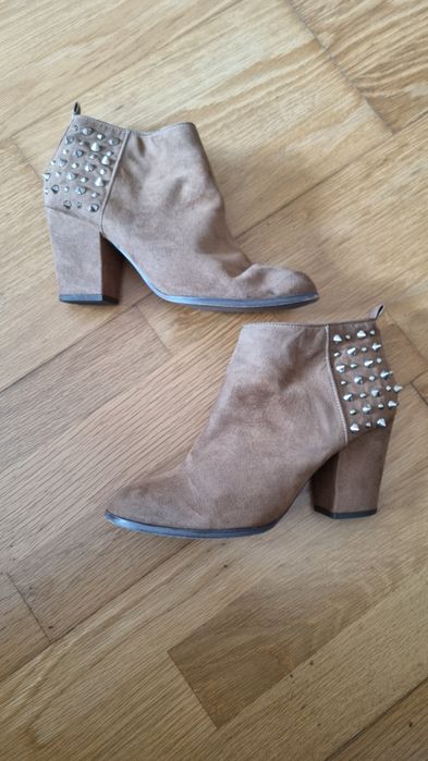 Botins com tachas da Pull&Bear