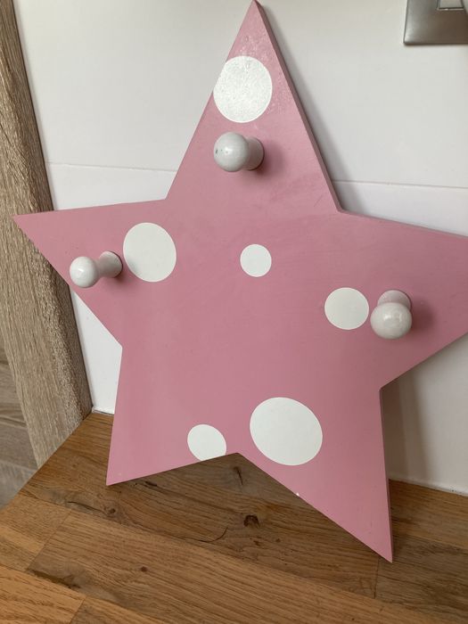 Wieszak dziecięcy drewniany groszki