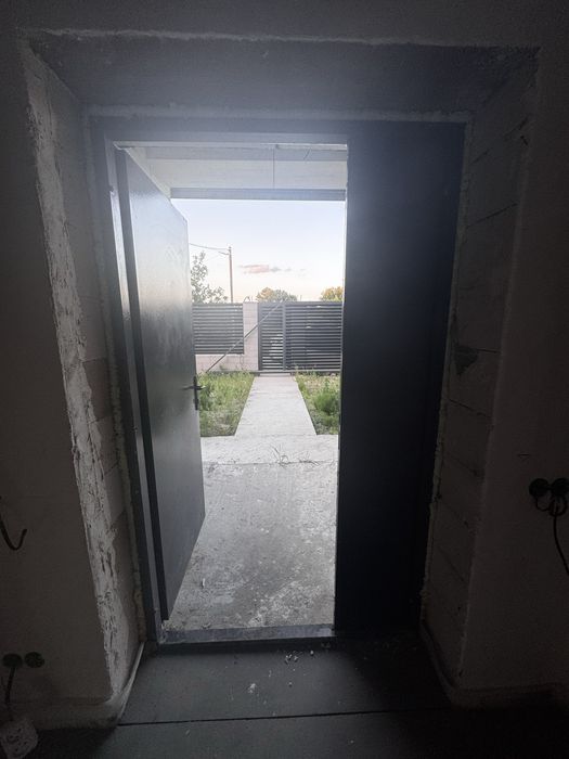 Двері металеві вхідні в будинок полуторні.