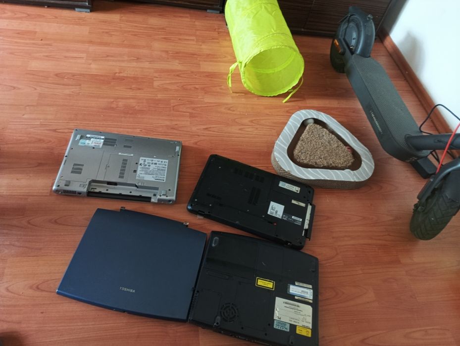 Sprzedam 3 laptopy stan uszkodzony