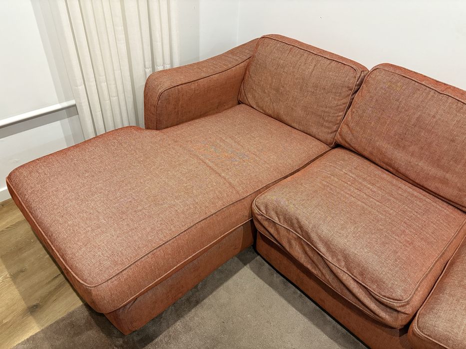 Sofá com chaise longue em excelente estado de conservação
