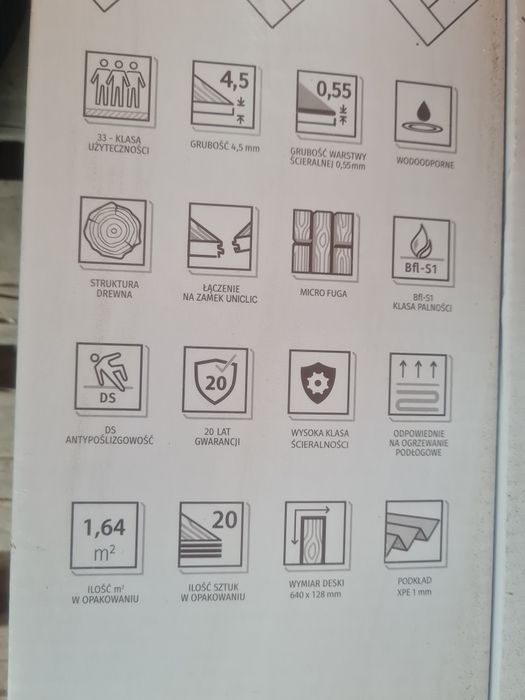 Panel winylowy z podkładem wodoodporny.