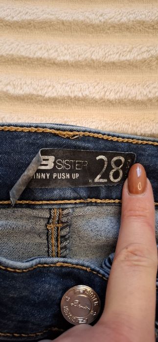 Jeansy w rozmiarze 28.