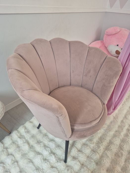 Fotel muszelka pudrowy róz