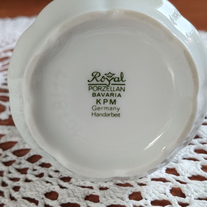 Biały porcelanowy wazonik