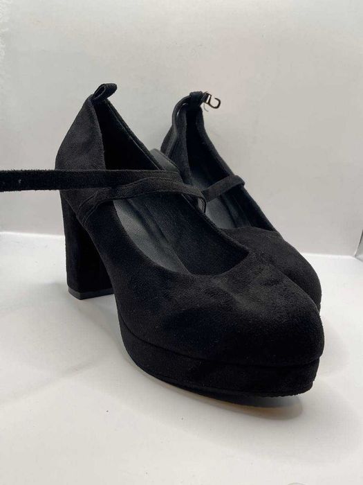 Stylowe zamszowe buty z grubymi, stabilnymi obcasami 38 А24