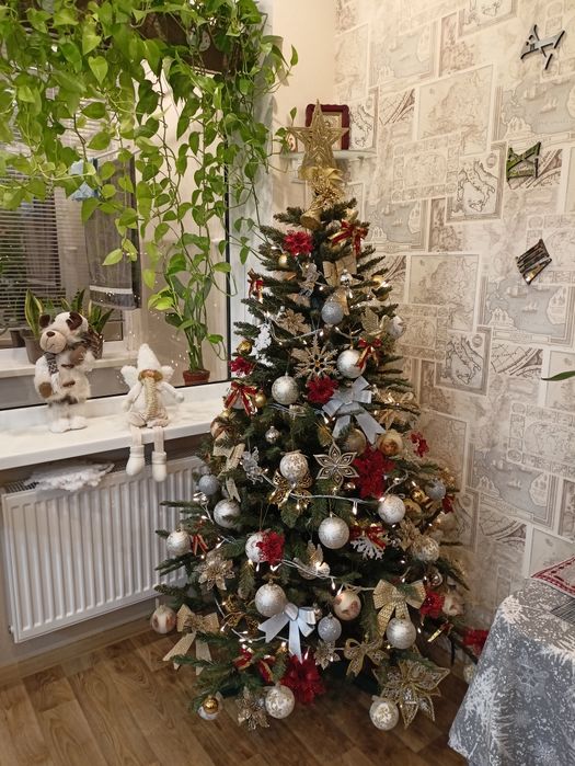 Искусственная новогодняя  елка