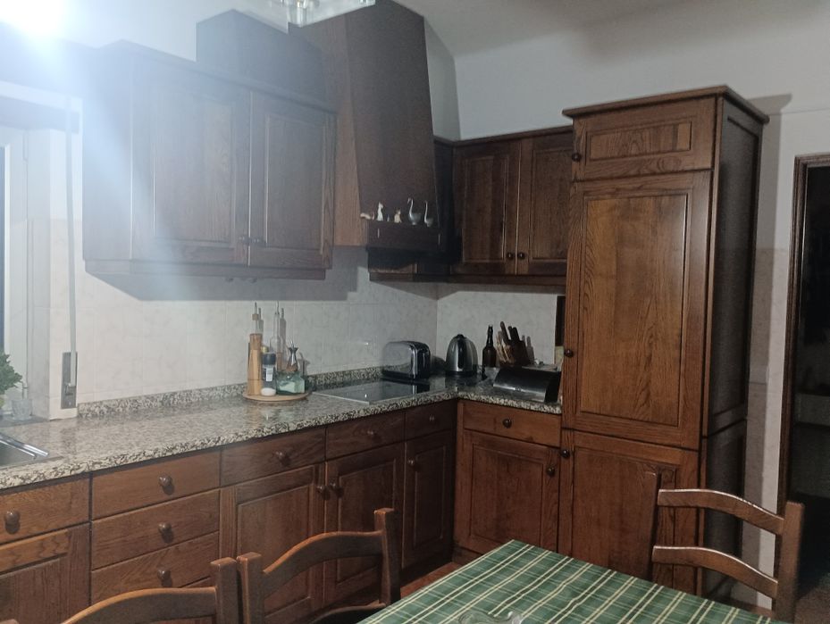 Cozinha em madeira maciça