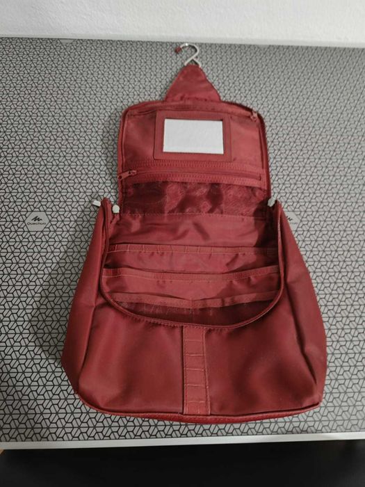 Bolsa para transportar maquiagem durante as viagens