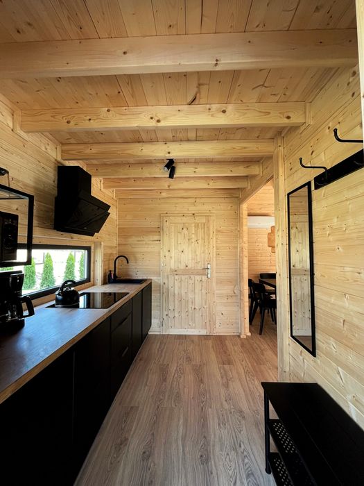 Czarne Domki nad jeziorem z balią/ jacuzzi i sauną