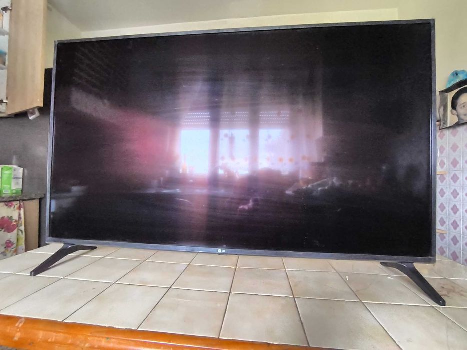 Smart TV LG 49 Polegadas (1 metro e 22 centímetros )