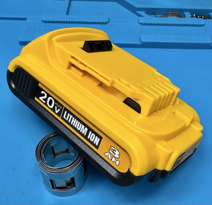 Аккумулятор Dewalt XR 20 вольт 8А DCB200